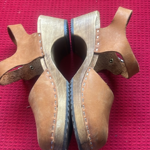 Lotta’s Low Tan Wood Clogs - Picture 10 of 11